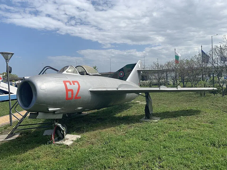 Изтребител МиГ-17 на експозицията на Авиомузей Бургас